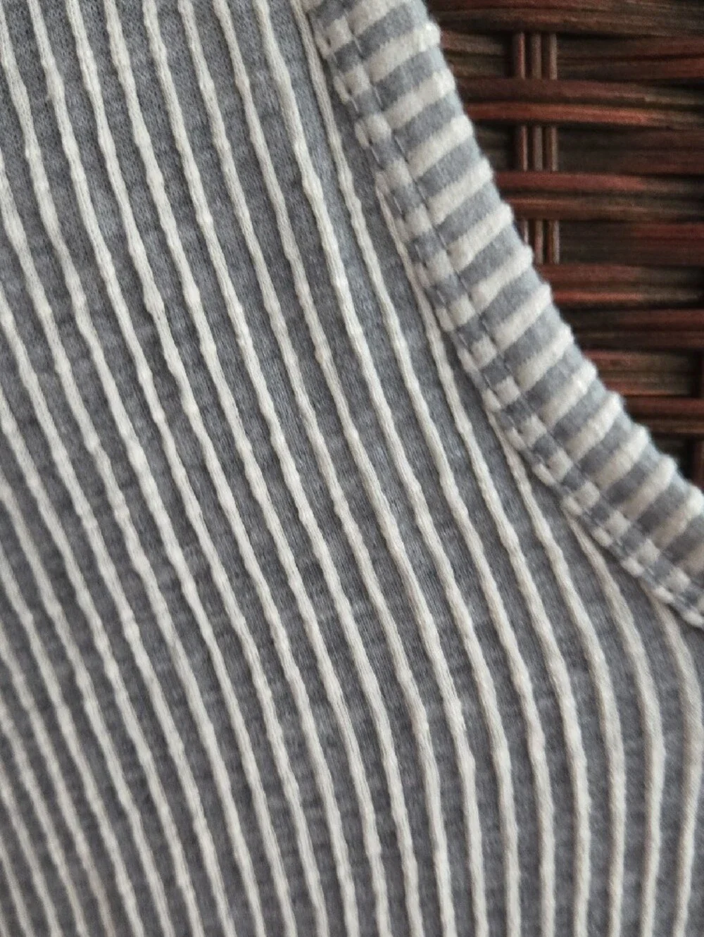 Gyft Light Gray And White Ribbed V-Neck Tee With Hoodie